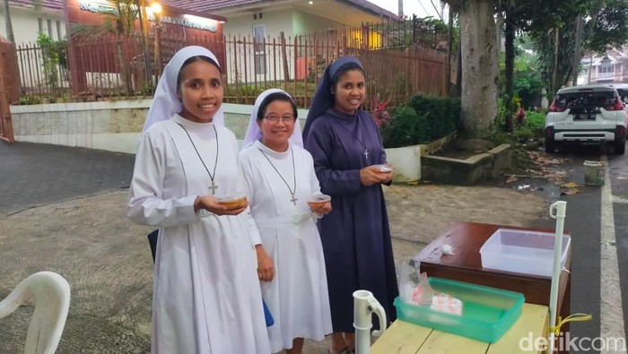 Biarawati jualan takjil di Sukabumi.