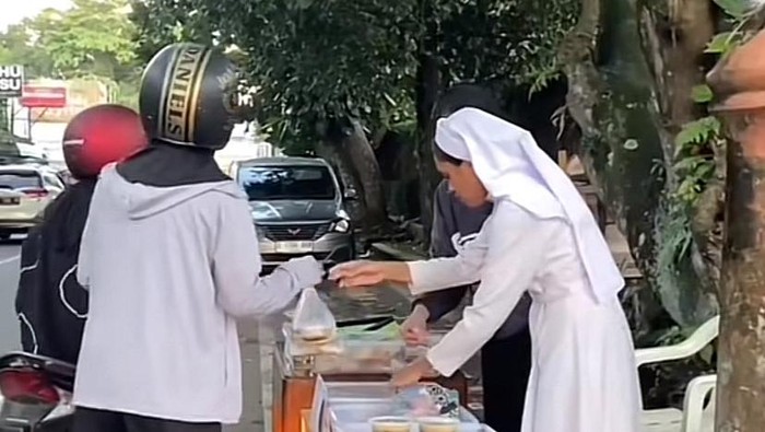 Biarawati jualan takjil di Sukabumi.