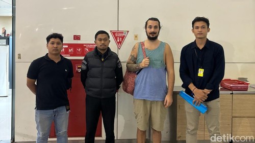 Bule AS, Michael Zachary Olson (singlet biru) yang menghajar satpam di Gianyar, diusir dari Bali.