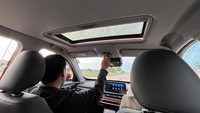 Juga ada fitur keyless entry, power sunroof pada varian Champion, dan ada layar entertainment 10,25 inci yang bisa menjalankan fitur-fitur konektivitas modern seperti Apple CarPlay dan Android Auto. 