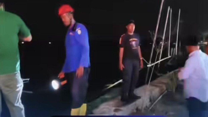 Damkar dan BPBD Parepare saat hendak mengecek penampakan buaya yang dilaporkan warga.