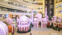 Pengunjung beraktivitas di Senayan City, Sabtu (23/3/2024). Instalasi masjid dengan arsitektur indo-islam ini dibuat untuk menyemarakkan bulan suci Ramadan 1445 H.