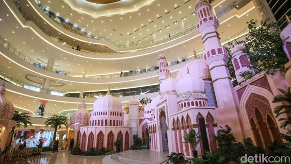Dekorasi Masjid Megah Semarakkan Ramadan di Pusat Perbelanjaan