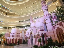 Dekorasi Masjid Megah Semarakkan Ramadan di Pusat Perbelanjaan