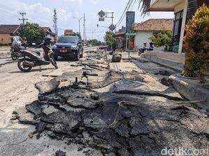 Banjir Pantura Karanganyar Demak Surut, Aspal Mengelupas Jadi Tumpukan