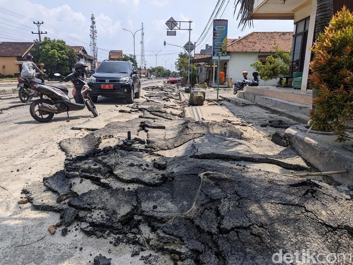 Jalan mengelupas di Jalan Raya Babadan, Desa Karanganyar, Karanganyar, Demak, Sabtu (23/3/2024).
