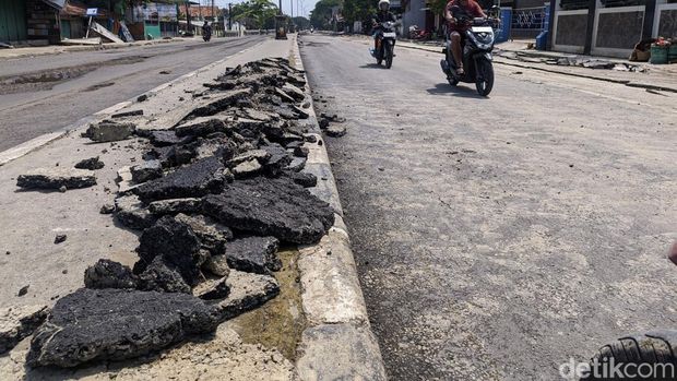 Jalan mengelupas di Jalan Raya Babadan, Desa Karanganyar, Karanganyar, Demak, Sabtu (23/3/2024).