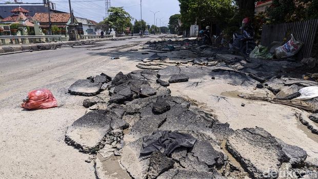 Jalan mengelupas di Jalan Raya Babadan, Desa Karanganyar, Karanganyar, Demak, Sabtu (23/3/2024).