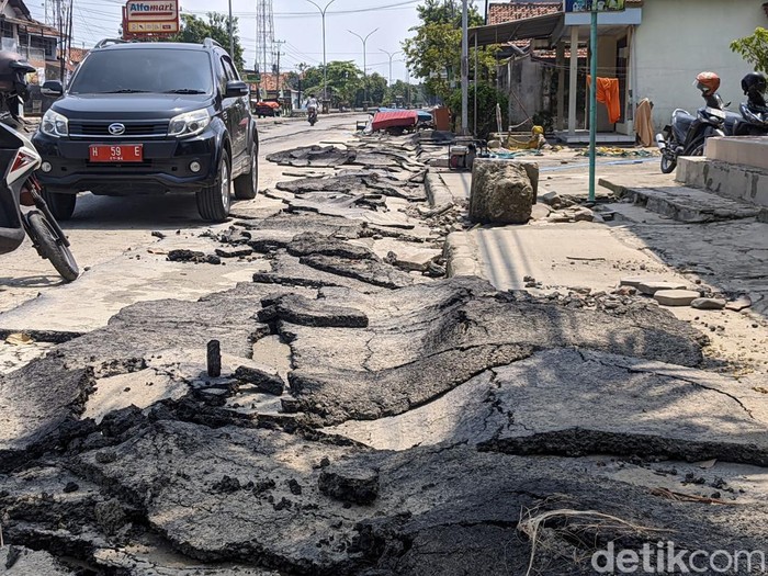Demak banjir Jalan mengelupas di Jalan Raya Babadan, Desa Karanganyar, Karanganyar, Demak, Sabtu (23/3/2024).