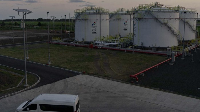 Depot Pengisian Pesawat Udara YIA Diresmikan, Kapasitasnya 4.000 Kl Avtur Petugas melintas di dekat tangki saat peresmian Depot Pengisian Pesawat Udara (DPPU) Yogyakarta International Airport (YIA) di Kawasan YIA, Kulon Progo, Yogyakarta, Jumat (22/3/2024). DPPU yang dibangun Pertamina Patra Niaga dengan tangki timbun berkapasitas 4.000 kilo liter tersebut mampu mencukupi kebutuhan bahan bakar avtur hingga 30 hari dengan konsumsi sekitar 140-150 kilo liter (KL) per hari. ANTARA FOTO/Andreas Fitri Atmoko/agr/Spt.