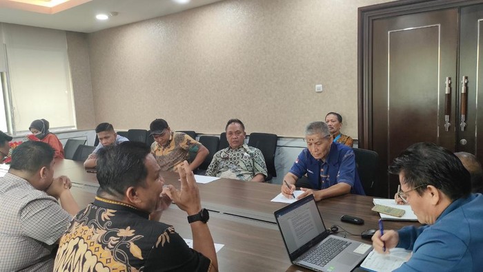DPRD Bone membawa aspirasi 25 nakes yang dianulir kelulusannya ke DPR RI.