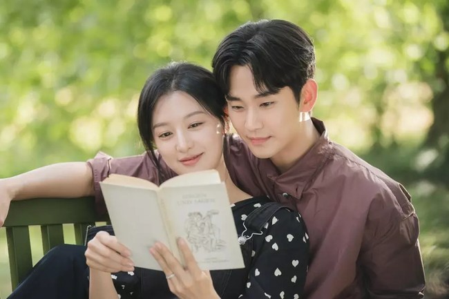 Tak sedikit penggemar yang berharap Kim Soo Hyun dan Kim Ji Won terlibat cinta lokasi, menjadi pasangan di dunia nyata. Foto: Instagram