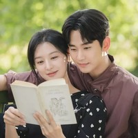 Tak sedikit penggemar yang berharap Kim Soo Hyun dan Kim Ji Won terlibat cinta lokasi, menjadi pasangan di dunia nyata. Foto: Instagram