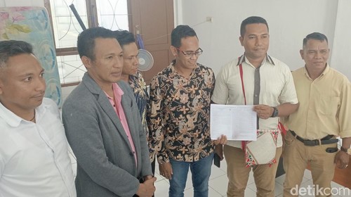 El Asamau (dua dari kanan) bersama tim kuasa hukumnya, saat menunjukkan salah satu bukti.