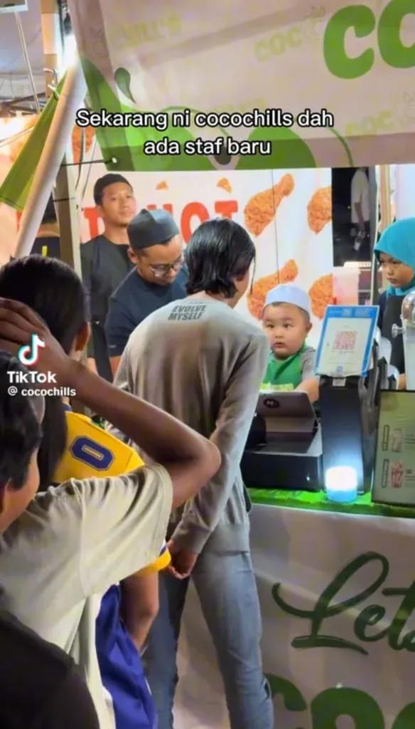 Gemas! Balita 2 Tahun Ini Jago Jualan dan Bikin Minuman