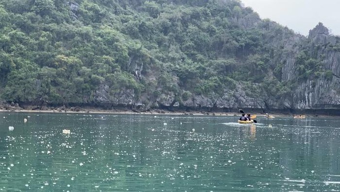 Ha Long Bay tertutup sampah