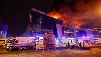 Api dengan cepat menyebar ke gedung konser Crocus City di Krasnogorsk, utara Moskow, ketika asap memenuhi gedung dan pengunjung yang berteriak-teriak berlarian menuju pintu darurat. Dilansir BBC, Sabtu (23/3/2024), saat kejadian, lebih dari 6.000 orang Rusia berbondong-bondong ke kompleks ritel dan konser di Balai Kota Crocus untuk menonton konser grup rock Picnic. 