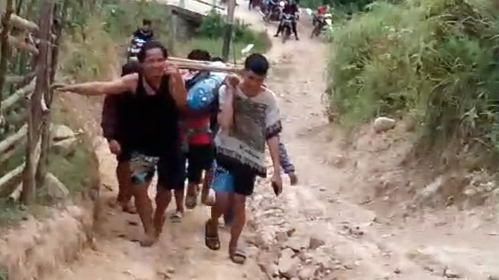 Ibu hamil ditandu di Mamasa, Sulbar.