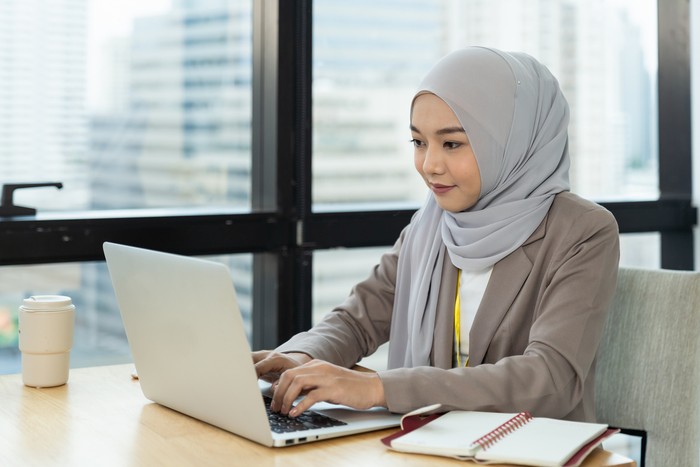 Ilustrasi bekerja di kantor