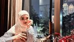 Cantiknya Inara Rusli saat Ngeteh dan Menikmati Dessert