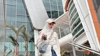 Begini gaya Inara Rusli saat hangout. Bergaya keren sambil menikmati minuman segar. Foto: Instagram @mommy_starla