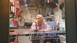 Cantiknya Inara Rusli saat Ngeteh dan Menikmati Dessert