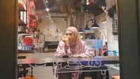 Tak kalah seru ada juga momen Inara Rusli saat menyantap es krim. Tak tanggung-tanggung ia memesan dua scoop es krim dalam satu cone. Foto: Instagram @mommy_starla
