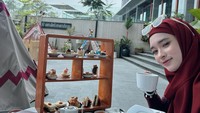 Ada momen Inara ketika menikmati afternoon tea. Ia menikmati teh hangat dengan aneka kue manis. Foto: Instagram @mommy_starla