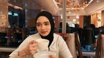 Cantiknya Inara Rusli saat Ngeteh dan Menikmati Dessert