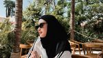Cantiknya Inara Rusli saat Ngeteh dan Menikmati Dessert