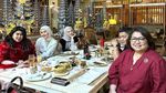 Cantiknya Inara Rusli saat Ngeteh dan Menikmati Dessert