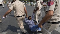 Menjelang pemilu, yang akan dimulai pada 19 April, partai-partai oposisi India menuduh pemerintah menyalahgunakan kekuasaannya untuk melecehkan dan melemahkan lawan-lawan politiknya demi mendapatkan keuntungan yang tidak adil dalam pemilu. Mereka menunjuk pada serangkaian penggerebekan, penangkapan dan investigasi korupsi terhadap tokoh-tokoh penting oposisi. AP/Manish Swarup