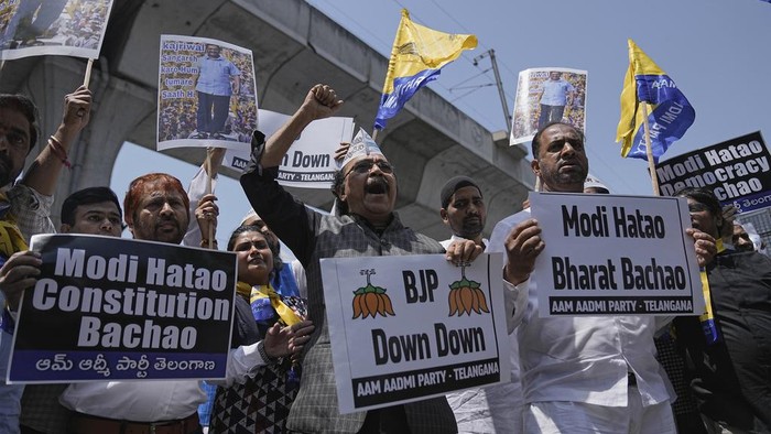 India Panas Jelang Pemilu, Kelompok Oposisi Ditangkap Supporters of Aam Admi Party, or Common Man's Party, hold placards and shout slogans during a protest against the arrest of their party leader Arvind Kejriwal, in Hyderabad, India, Friday, March 22, 2024. Supporters of an anti-corruption crusader and one of India's most consequential politicians of the last decade in India held protests Friday against his arrest, which opposition parties say is part of a crackdown by Prime Minister Narendra Modi's government before national elections. (AP Photo/Mahesh Kumar A.)