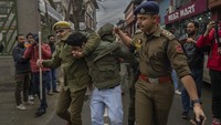 Partai Aam Aadmi, atau Partai Rakyat Biasa, yang mengusung Kejriwal, membantah tuduhan tersebut dan mengatakan tuduhan itu dibuat-buat. Partai tersebut mengatakan Kejriwal akan terus menjadi ketua menteri Delhi sambil melawan tuduhan tersebut di pengadilan. Sebagai bagian dari kasus yang sama, badan tersebut juga menangkap wakil Kejriwal, Manish Sisodia dan anggota parlemen AAP Sanjay Singh pada tahun 2023. AP/Dar Yasin