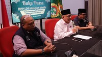 Ketua DPP LDII Rully Kus wahyudi, Ketua Umum DPP LDII KH. Chriswanto Santoso dan Ketua DPP LDII Ibnu Anwarudin saat memberikan keterangan pers di Jakarta, Sabtu (23/3/2024). KH Chriswanto mengatakan, hasil Pemilu tentu memuaskan pemenang, namun juga mendatangkan ketidakpuasan bagi mereka yang kalah. Untuk itu, dengan ketenangan hati dalam Ramadan ini menjadi momentum yang tepat untuk introspeksi demokrasi.