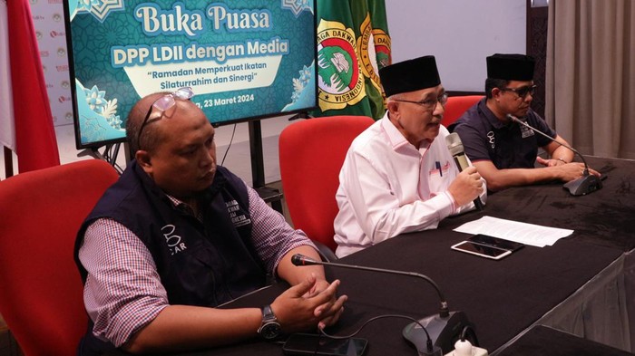 Jadikan Ramadan Momentum Dinginkan Panasnya Tahun Politik Ketua DPP LDII Rully Kus wahyudi, Ketua Umum DPP LDII KH. Chriswanto Santoso dan Ketua DPP LDII Ibnu Anwarudin saat memberikan keterangan pers di Jakarta, Sabtu (23/3/2024).