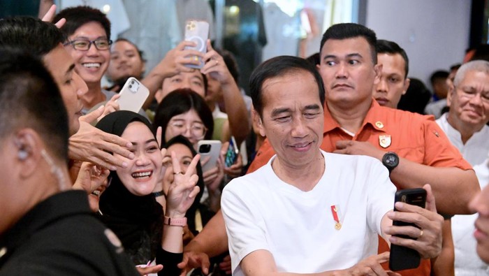Jokowi bersama menteri ngemal di Pontianak