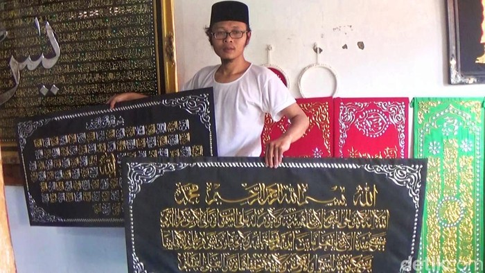 Hidayatussalam, perajin kaligrafi di Desa Situwangi, Kecamatan Rakit, Banjarnegara, saat ditemui Sabtu (23/3/2024).