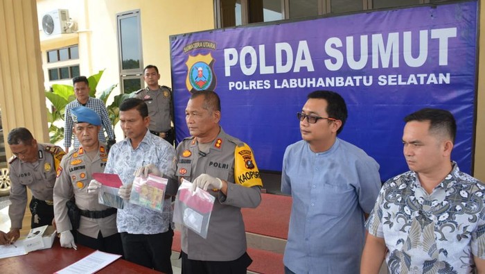 Kapolres Labusel AKBP Maringan Simanjuntak saat merilis kasus pengedaran narkoba. (Dok. Polres Labusel)