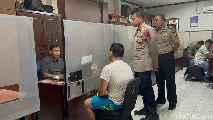 Kapolsek Mampang Prapatan Kompol David Y Kanitero mengungkapkan kronologi aksi koboi pria todong pistol di Mampang