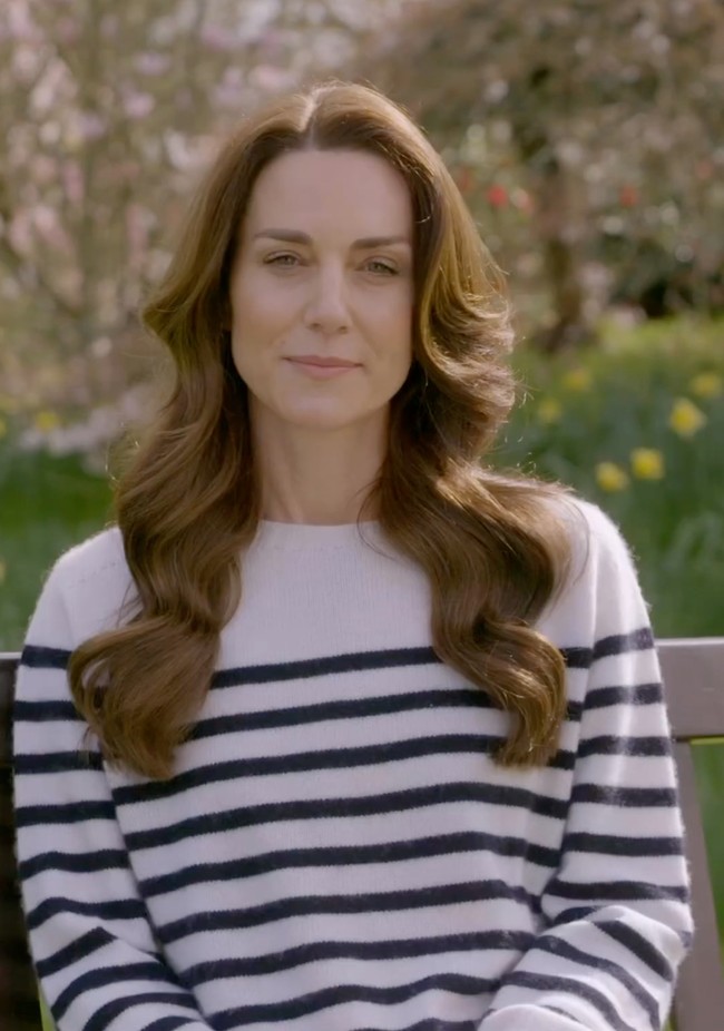 Banyak spekulasi berkembang setelah ‘hilangnya’ Kate Middleton pasca operasi perut. Ada yang mengatakan Kate tidak benar-benar operasi perut hingga diisukan bercerai dari Pangeran William. Kate akhirnya buka suara di tengah spekulasi terkait kondisi dirinya dan mengumumkan dirinya tengah mengidap kanker dalam sebuah video pada Sabtu (23/3/2024). Foto: Instagram @princeandprincessofwales