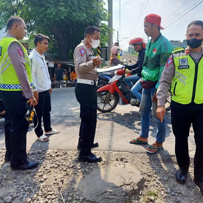 Kecelakaan mobil tertabrak kereta terjadi di Bekasi. Ternyata ada mobil dan sepeda motor lain yang juga terlibat kecelakaan itu. (Foto: dok. Istimewa)