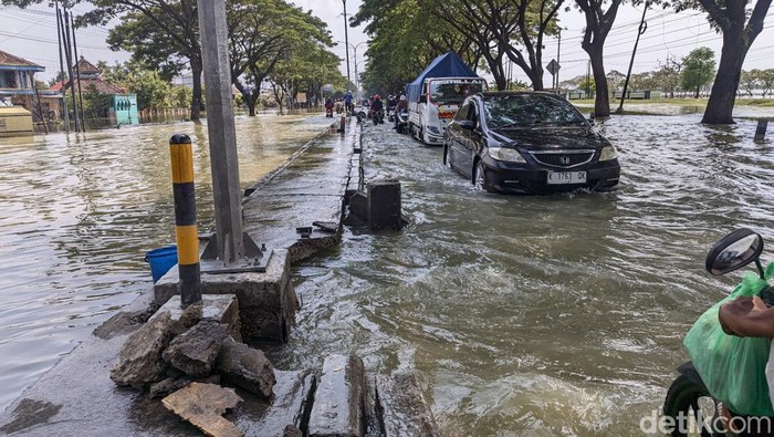 Kendaraan mulai melintasi jalur Pantura Karanganyar seiring surutnya banjir. Namun pengalihan arus masih diberlakukan, Sabtu (23/3/2024).