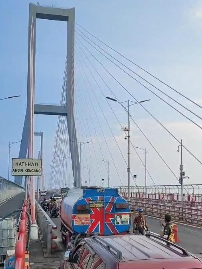 Kepanikan pengendara yang berhenti saat Jembatan Suramadu bergoyang diguncang Gempa Tuban