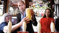 Sebelum dinyatakan sakit, Kate dan William sering melakukan kunjungan kerja ke berbagai wilayah. Salah satunya mampir ke Dog & Duck Pub di Soho, London dalam rangka upacara penobatan di kerajaan Inggris. Foto: Instagram theroyalfamily/princeandprincessofwales