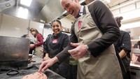 Di Birmingham, Kate dan William mengunjungi dapur restoran Indian Streatery. Mereka merayakan keragaman budaya dan warisan di kota Inggris ini. Foto: Instagram theroyalfamily/princeandprincessofwales