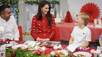 Ibu 3 anak ini menghabiskan waktu Natal dengan istimewa. Ia terlihat menikmati santapan bersama dalam rangka Christmas Tea Party. Foto: Instagram theroyalfamily/princeandprincessofwales