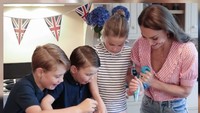 Ini potret bahagia Kate ketika bikin cake bersama anak-anaknya. Cake itu akan diberikan pada komunitas lokal di Cardiff. Seru ya! Foto: Instagram theroyalfamily/princeandprincessofwales