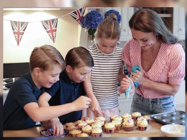 Potret Kate Middleton Saat Panen Madu hingga Bikin Pancake