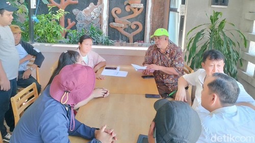 Ketua Satgas Koordinasi Supervisi Wilayah V KPK Dian Patra (pakai topi) mendampingi Pemkab Manggarai Barat menagih tunggakan pajak restoran di Labuan Bajo.